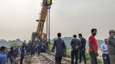 চলছে ট্রেনের উদ্ধার কাজ
