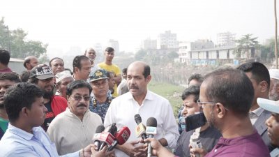 সাংবাদিকদের সঙ্গে কথা বলছেন মেয়র মো. আতিকুল ইসলাম