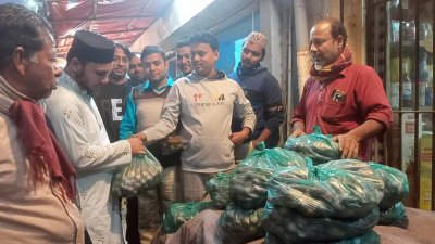 লাইন ধরে পেঁয়াজ কিনছেন স্থানীয়রা