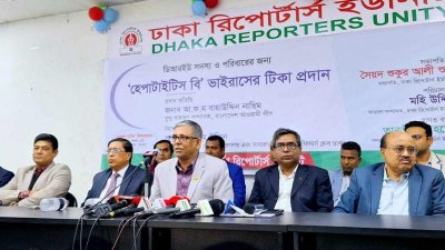 বক্তৃতা করছেন আ ফ ম বাহাউদ্দিন নাছিম