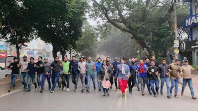 বিক্ষিপ্তভাবে ছড়িয়ে ছিটিয়ে থাকা কর্মীরা হুট করে জড়ো হয়ে মিছিল করে আবার দ্রুত ছড়িয়ে পড়ছেন