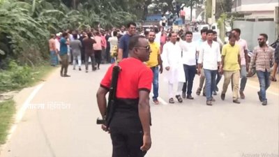 নারায়ণগঞ্জ-১ আসনের আওয়ামী লীগের প্রার্থী গোলাম দস্তগীরের মনোনয়নপত্র দাখিলের সময় অস্ত্রসহ মিছিল করা হয়েছিল