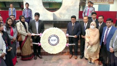 শহীদ বেদিতে পুষ্পস্তবক অর্পণ