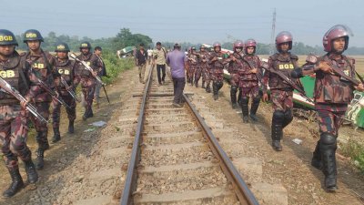 ট্রেন দুর্ঘটনার পর নাশকতার ঘটনায় জড়িতদের ধরতে অভিযান চালিয়েছে পুলিশ, র‍্যাব, বিজিবি ও সিভিল প্রশাসনের সমন্বয়ে গঠিত টাস্কফোর্সের যৌথ বাহিনী
