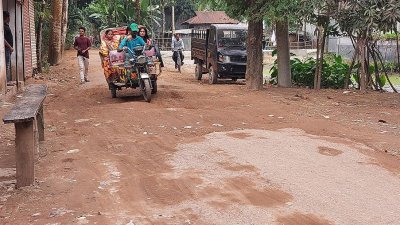 সড়কজুড়ে খানাখন্দে ভরা