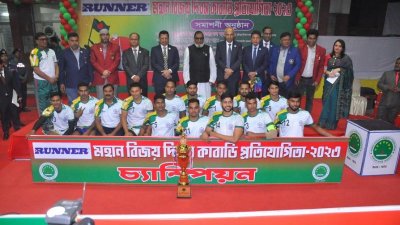 বিজয়ী এবং বিজিত দলের হাতে ট্রফি তুলে দেন মুক্তিযুদ্ধ বিষয়ক মন্ত্রী আ.ক.ম. মোজাম্মেল হক