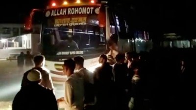 বাসে করে মানুষ নিয়ে এমপির সঙ্গে দেখা করলেন শ্রমিক নেতা