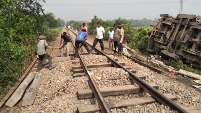 রেললাইন সংস্কার কাজ করছেন রেলওয়ের প্রকৌশল বিভাগের কর্মচারীরা