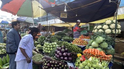 শীতের সবজি বাজারে এলেও কমছে না দাম