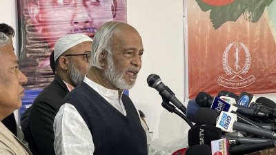 বক্তৃতা করছেন আবদুল মঈন খান