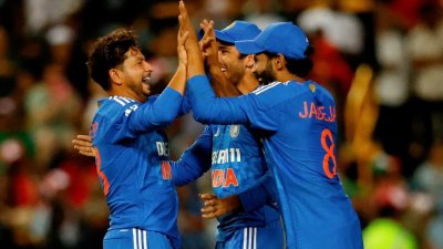 কুলদীপের ঘূর্ণিতে জিতেছে ভারত