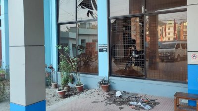 বিস্ফোরণে জেলা প্রশাসক অফিসের ভেঙে যাওয়া কাচের জানালা