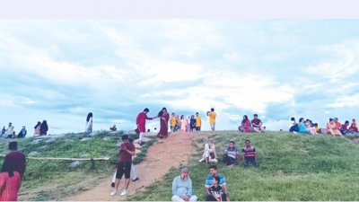 বিজয় দিবসের ছুটির থাকায় কয়েক হাজার পর্যটক সাজেকে বেড়াতে এসেছেন