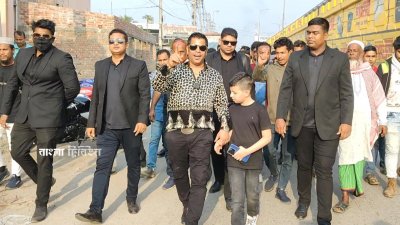শনিবার বিকালে রূপগঞ্জের ভুলতা সাওঘাট এলাকায় মহান বিজয় দিবস উপলক্ষে বিজয় র‌্যালি করেছেন সেলিম প্রধান