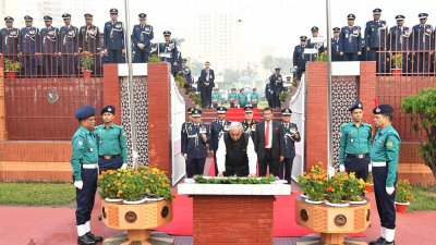 শহীদ পুলিশ স্মৃতি স্তম্ভে শ্রদ্ধা জানান স্বরাষ্ট্রমন্ত্রী আসাদুজ্জামান খান
