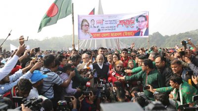 সাংবাদিকদের সঙ্গে আলাপকালে ড. আবদুল মঈন খান | ছবি: সাজ্জাদ হোসাইন