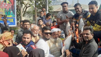 মহান বিজয় দিবস উপলক্ষে নারায়ণগঞ্জে ১২ হাজার অসহায় পরিবারের মাঝে ৭০ হাজার পাঙাশ মাছ বিতরণ