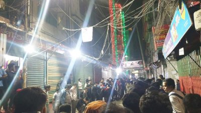 রাস্তা বন্ধ করে ক্রিকেট খেলা হচ্ছে