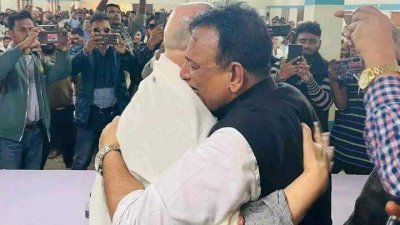 সাফায়েতুলকে জড়িয়ে ধরে কাঁদলেন জেলাআওয়ামী লীগের এই যুগ্ম সাধারণ সম্পাদক