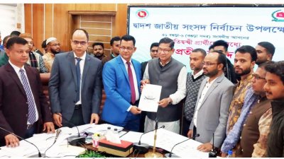 প্রার্থী ও তাদের প্রতিনিধিদের হাতে প্রতীক তুলে দেন জেলা প্রশাসক
