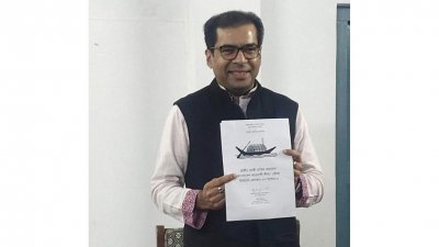 নৌকা প্রতীক প্রদর্শন করছেন যশোর-৩ (সদর) আসনের আওয়ামী লীগ প্রার্থী কাজী নাবিল আহমেদ