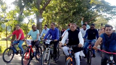 সাইকেল চালিয়ে নির্বাচনি প্রচারণা চালান নৌকার প্রার্থী হাছান মাহমুদ