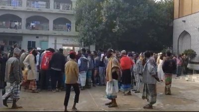লাশ উদ্ধারের পর স্থানীয়দের ভিড়