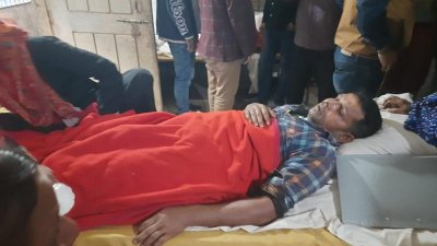 আহতদের হাসপাতালে চিকিৎসা দেওয়া হচ্ছে