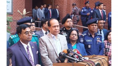 মতবিনিময় সভা শেষে সাংবাদিকদের সঙ্গে কথা বলছেন সিইসি