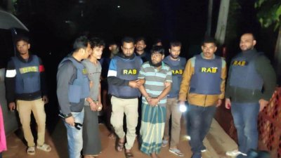 ঘণ্টাব্যাপী গোলাগুলির পর চার জনকে আটক করেছে র‌্যাব