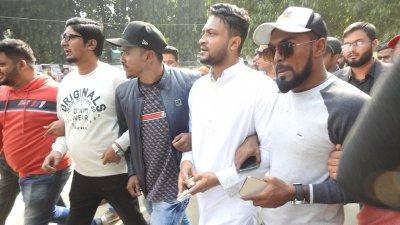 সাকিবের সঙ্গে ক্রিকেটার রুবেল হোসেন ও নাজমুল ইসলাম অপু