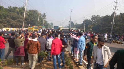 মহাসড়কের ঢাকাগামী লেন দখল করে মিছিল ও স্লোগান দিতে দেখা গেছে