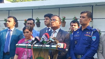 সভা শেষে সাংবাদিকদের সঙ্গে কথা বলেন ইসি আনিছুর রহমান