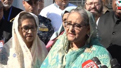 ট্রেনে আগুনে মৃতদের কথা বলার সময় কেঁদে দেন প্রধানমন্ত্রী