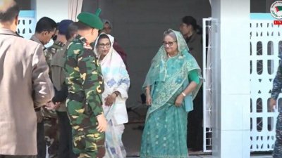 সিলেটে শাহজালালের মাজার জিয়ারত করে বের হন প্রধানমন্ত্রী