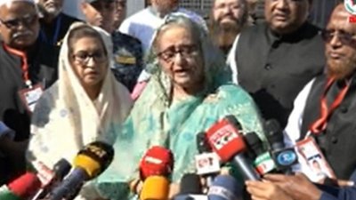 মাজার জিয়ারত করে বেরিয়ে সাংবাদিকদের সঙ্গে কথা বলেন প্রধানমন্ত্রী