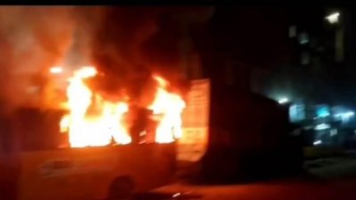 তেজগাঁও কলোনি বাজার মোড়ে বিবিএস ক্যাবলস কোম্পানির একটি বাসে আগুন লাগে