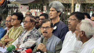 গণতন্ত্র মঞ্চের সমাবেশে বক্তব্য রাখছেন মাহমুদুর রহমান মান্না