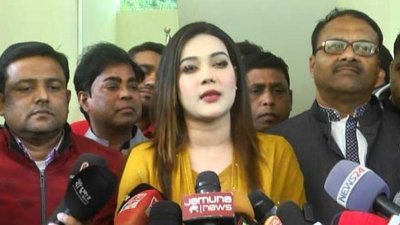 সাংবাদিকদের সঙ্গে কথা বলছেন মাহিয়া মাহি
