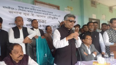 শিবচরের বাঁশকান্দি ইউনিয়নের হাজেরা খাতুন উচ্চ বিদ্যালয় মাঠে জনসভায় বক্তব্য দিচ্ছেন নূর-ই আলম চৌধুরী