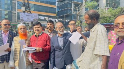লিফলেট বিতরণ করছেন জোটের নেতারা