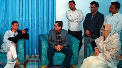 প্রতিমন্ত্রীর স্ত্রীর মৃত্যুর সংবাদ পেয়ে তার বাসভবনে ছুটে যান সিটি মেয়র আবুল খায়ের আব্দুল্লাহ খোকন সেরনিয়াবাত ও তার স্ত্রী লুনা আব্দুল্লাহ