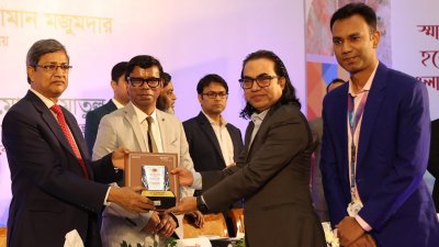 সম্মাননা গ্রহণ করছেন গ্রামীণফোনের প্রতিনিধিরা