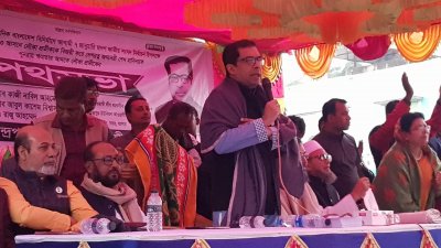 নির্বাচনি পথসভায় বক্তব্য দিচ্ছেন