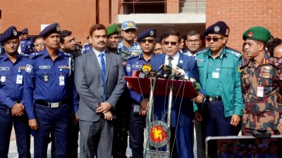 সাংবাদিকদের ব্রিফিং করছেন ইসি ব্রিগেডিয়ার জেনারেল (অব.) মো. আহসান হাবিব খান