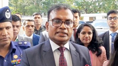 সভার আগে সাংবাদিকদের সঙ্গে কথা বলে ইসি আনিছুর রহমান