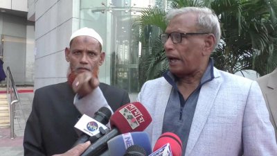 সংবাদমাধ্যমের সঙ্গে আলাপকালে জাতীয় পার্টির প্রার্থী মাহবুব আলম বাচ্চু