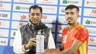চুন্নুর হাত থেকে ক্রেস্ট নিচ্ছেন রাকিব হোসেন।