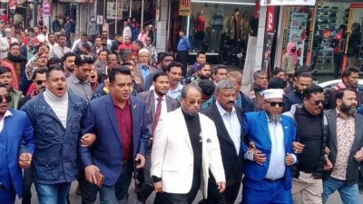 নেতাকর্মীদের সঙ্গে নিয়ে পায়ে হেঁটে নগরীর বিভিন্ন সড়ক প্রদক্ষিণ করেন জিএম কাদের