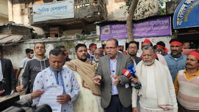জনসাধারণের মাঝে লিফলেট বিতরণ করেন জাতীয়তাবাদী সমমনা জোটের নেতারা